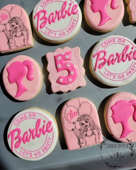 Barbie Sugar Cookies Royal Icing, Barbie Royal Icing Cookie, Barbie Themed Cookies, Barbie Macarons, Barbie Cookies Birthdays, Barbie Birthday Cookies, Barbie Cookies Decorated, Barbie Sugar Cookies, Barbie Cookies