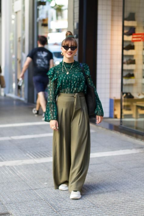 Greek Street style Greek Street Fashion, Greek Street Style, Athens Street Style, Casual Chic Fall, Daily Style, Fall Street Style, Fashion Pictures, Street Fashion, Daily Fashion