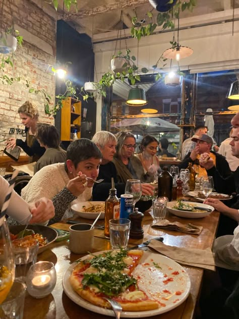 #dinner #dinnerideas #italy #italy #family #familytravel #pizza #restaurant Restaurant Full Of People, Family Restaurant Aesthetic, Italian Family Aesthetic, Family Dinner Restaurant, Italian Family Dinner, School Memories Scrapbook, Pasta Restaurants, Italy Restaurant, Big Family Dinner