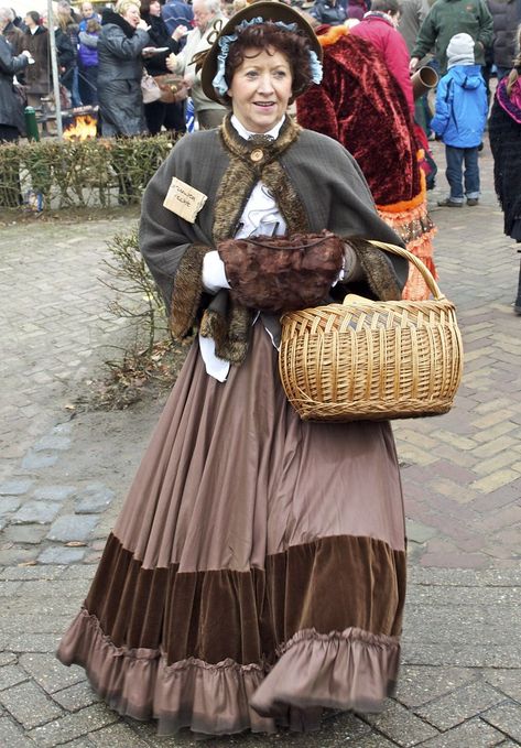 All sizes | Charles Dickens Festival | Flickr - Photo Sharing! Dickens Faire Costume, Dickens Costumes, Dickens Dress, Dickens Christmas Carol, Charles Dickens Christmas, 19th Century Dress, Fair Outfit, Dickens Christmas, 19th Century Clothing