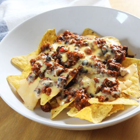 Chili nachos Mexican Nachos Recipe, Chili Cheese Nachos, Chili Nachos, Mexican Nachos, Chocolate Cookie Bars, Vegan Chocolate Cookies, Chile Recipes, Breakfast Burritos Recipe, Moroccan Dishes