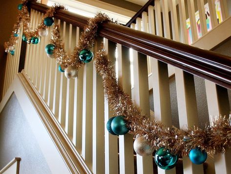 3 Easy Ways To Decorate The Stair Banister Christmas Banister, Christmas Stairs Decorations, Christmas Stairs, Christmas Staircase, Christmas Tinsel, Tinsel Garland, Holiday Garlands, Navidad Diy, Handmade Holiday