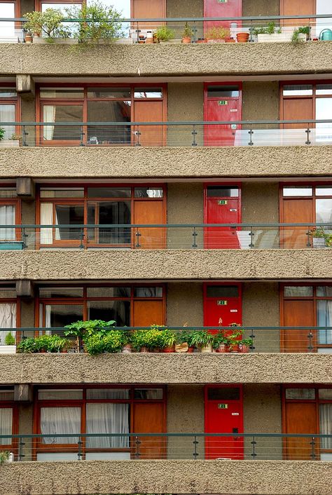 Concrete Finishes, Lake Garden, London Wall, London Museums, Residential Building, Water Plants, Drum And Bass, London City, Wikimedia Commons