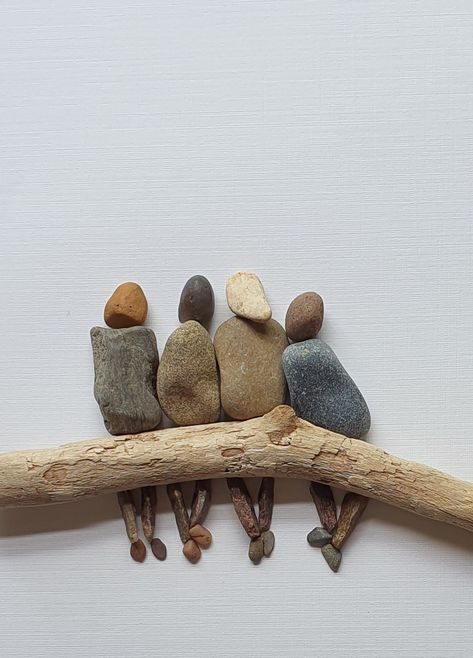 Rock People Art, River Rock Art, Stone Artwork, Stone Pictures Pebble Art, Pebble Art Family, Diy Rock Art, Stone Art Painting, Pebble Pictures, Deco Originale