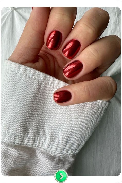 Metallic red nails add festive glow and sophistication to classy simple Christmas nails. Perfect for holiday gatherings with a sleek, eye-catching finish. Ongles Rose Pastel, Geode Nail Art, Short Winter Nails, Short Christmas Nails, Ombre Chrome Nails, Red Chrome Nails, Galaxy Nail, Galaxy Nail Art, Christmas Nail Ideas