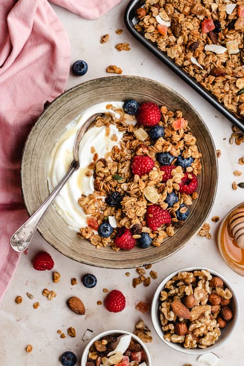 Air Fryer Granola, Quinoa Breakfast Bars, Banana Granola, Granola Parfait, Baked Granola, Peanut Butter Roll, Healthy Strawberry, Vegan Peanut Butter, Granola Recipes