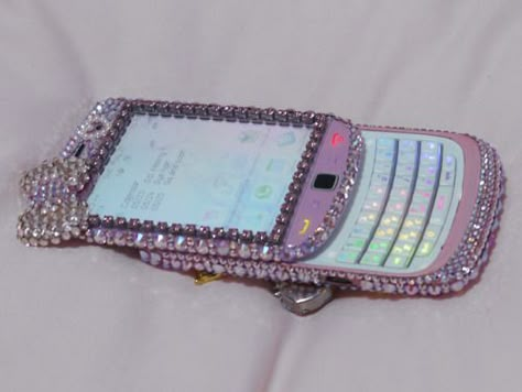 💖 Blackberry Torch, Old Phones, Cute Tech, Capas Samsung, Boujee Aesthetic, Flip Phone, 2000s Aesthetic, Flip Phones, Pink Vibes