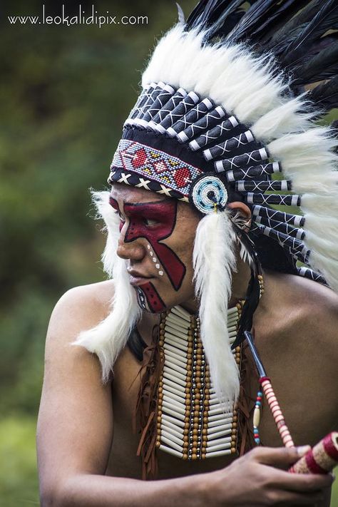 Indian Headdress Drawing, Ranch Drawing, Golden Eagle Feather, Gourd Masks, Native American Face Paint, Chief Headdress, Aboriginal American, Eagle Feather, Indian Feathers