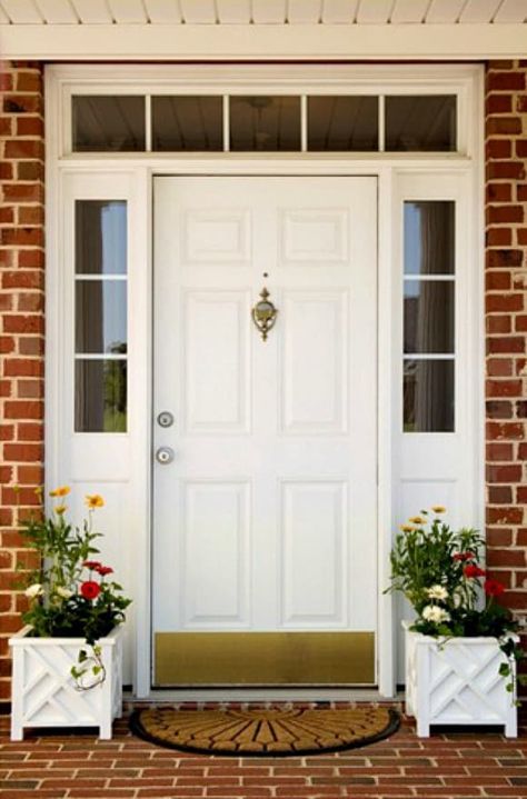 How To Decorate A Small Front Porch - Worthing Court Best Front Door Colors, Best Front Doors, Casa Clean, Home Staging Tips, Sell My House, Selling Your Home, Home Selling Tips, Front Door Colors, White Brick