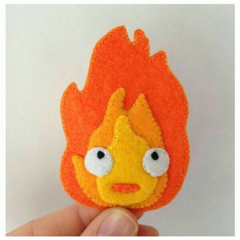 Calcifer Howl's Moving Castle, Studio Ghibli Crafts, Felt Patch, Felt Crafts Patterns, Felt Crafts Diy, Cute Sewing Projects, Howl's Moving Castle, Creation Couture, Felt Diy