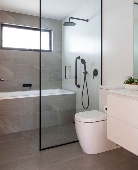 Small Main Bathroom Ideas With Tub, Toilet Design With Bath Tub, Small Toilet Design With Bath Tub, Small Main Bathroom Ideas Modern, Minimalist Bathroom With Tub, Master Bathrooms With Walk In Showers And Tubs, Bathroom Layouts With Shower And Tub, Wet Room With Tub, Small Bathroom With Tub And Shower Combo