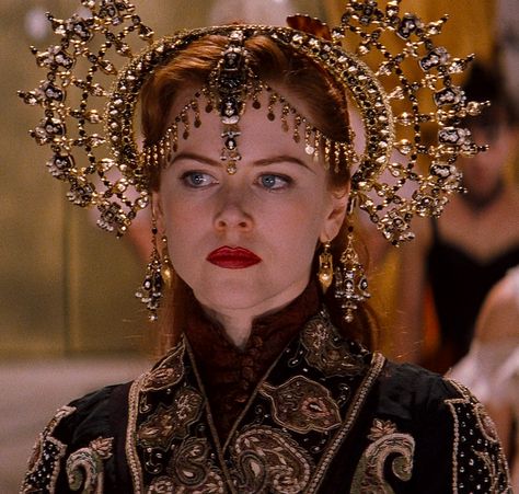 Satine (Nicole Kidman) 'Moulin Rouge!' 2001. Rehearsal gown and headdress. Costume designed by Catherine Martin and Angus Strathie. Nicole Kidman Moulin Rouge, Satine Moulin Rouge, Moulin Rouge Movie, Moulin Rouge Costumes, Couture Dior, Baz Luhrmann, Ex Machina, Movie Costumes, Nicole Kidman