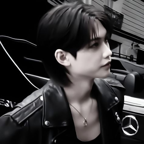 #straykids #skz #felix Black Hair Felix Stray Kids, Felix Dark Hair, Felix Black And White, Felix Black Hair, Felix Dark, Cat Eyeliner Makeup, Felix Wallpaper, All About Justin Bieber, Prince Felix