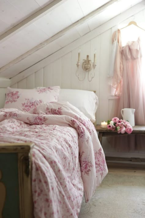 Attic Inspiration, Estilo Cottage, French Country Rug, Modern French Country, French Country Bedrooms, Cottage Inspiration, Simply Shabby Chic, Chic Bedding, Country Cottage Decor