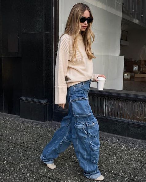 How To Wear Cargo Jeans For Fall 2022 Winter Cargo Pants Outfit, Women Cargo Pants Outfit, Cargo Jeans Outfit, Pant Outfits For Women, Cargo Outfit, Cargo Pants Outfits, Cargo Pants Style, Khaki Cargo Pants, Women Cargo Pants