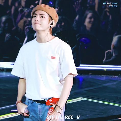 Animated gif discovered by 金偶像 ༺𝐺𝑜𝑙𝑑𝑒𝑛 𝐼𝑑𝑜𝑙༻. Find images and videos about gif, bts and v on We Heart It - the app to get lost in what you love. Taehyung Crying Gif, Taehyung Crying, Bts Crying, Cute Taehyung, Crying Gif, Taehyung Gifs, Bts Cry, Taehyung Gif, Hoseok Yoongi