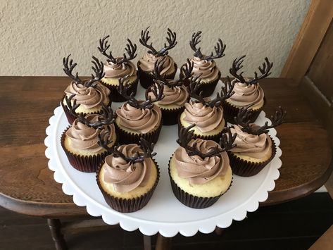 Deer Antler Hunter Cupcakes Deer Hunting Cupcakes, Deer Pull Apart Cupcake Cake, Hunters Cake Ideas, Hunting Cupcakes For Men, Hunting Cupcakes For Boys, Deer Cupcake Cake, Moose Cupcakes, Buck Cake, Deer Cupcakes