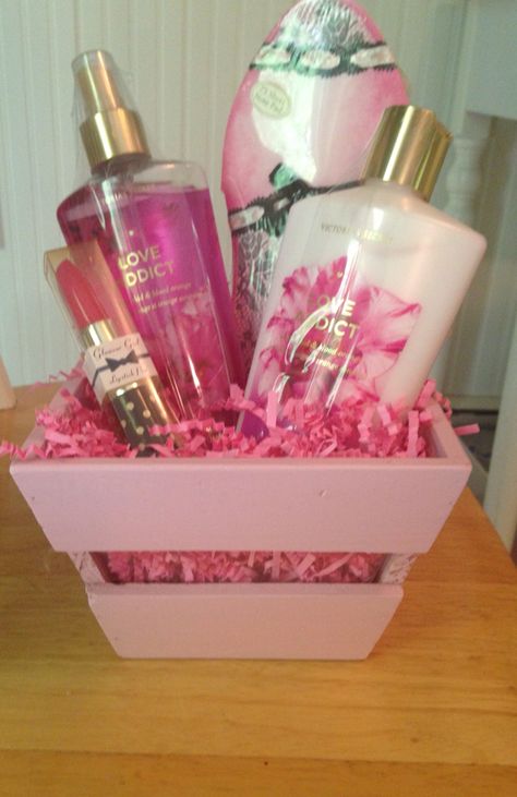 Victoria secret gift basket. Pink And Purple Gift Basket, Victoria Secret Gift Basket, Victoria Secret Birthday, Pink Gift Basket, Victoria Secret Gifts, Mothers Day Balloons, Valentines Day Baskets, Valentine Gift Baskets, Mom Gift Basket