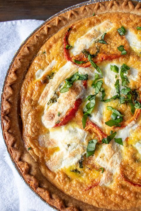 Roasted Tomato, Mozzarella, and Spinach Quiche Recipe - thekittchen Mozzarella Quiche, Italian Meat Dishes, Spinach Mozzarella, Braciole Recipe, Spinach Quiche Recipes, Recipe Tomato, Easy Quiche, Baked Penne, Tomato Spinach