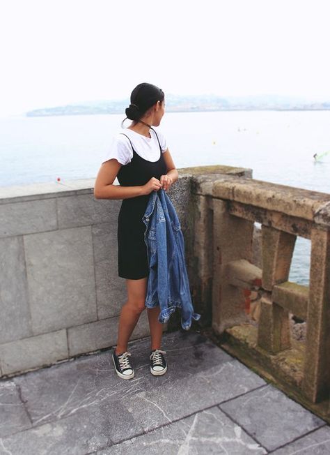 Plain Tee Outfit, Shirt Under Dress, White Tshirt Dress, Tshirt Dress Outfit, Classy Street Style, Fall Dress Outfit, Black Dress Outfits, Black Slip Dress, Plain Tees