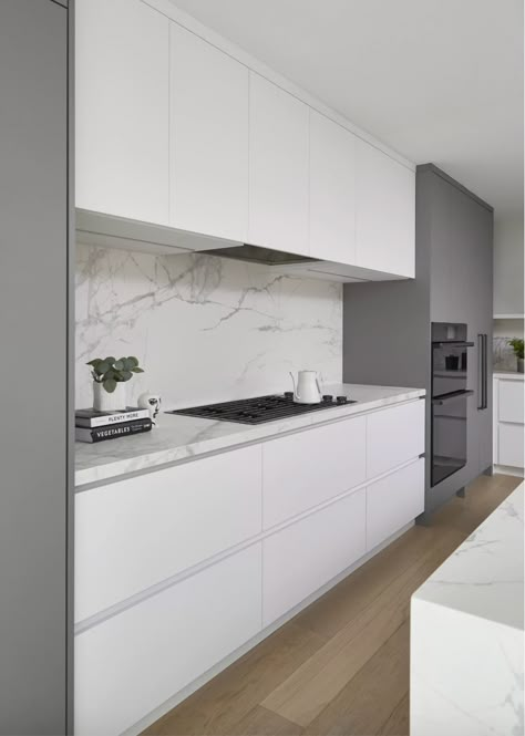 Kitchen White Marble Backsplash, White And Gray Modern Kitchen, White Kitchen Grey Marble Counter Top, White And Grey Modern Kitchen, White Matte Kitchen Cabinets, White Glossy Kitchen Cabinets Modern, Matte White Kitchen Cabinets, Small Marble Kitchen, White Kitchen With Grey Countertops