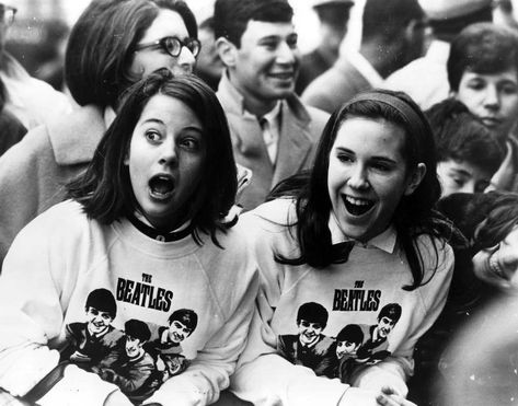 Ecstatic Teenagers Screaming At Pop Concerts In The 1960s And 1970s - Flashbak 70s Movie, Excited Girl, Beatles One, George Martin, Beatles Photos, The Hollywood Bowl, Beatles Fans, Across The Universe, The Fab Four