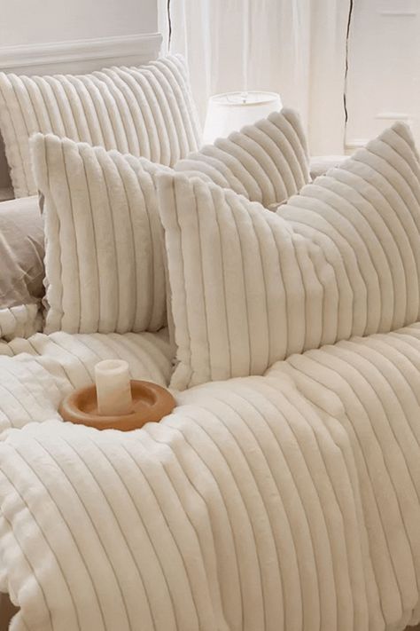 Comfy Pillows Bed, Comfy Bed Set, Off White Duvet Cover, Winter Bed Sheets, Winter Bedding Cozy, Bed Sheet Ideas, Bed Sheets Ideas, Fluffy Duvet Cover, Sherpa Bedding