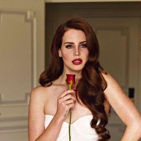 classaholic on Instagram: "Lana Del Rey photographed by Mariano Vivanco, 2012. 🌹" Lana Del Rey Hairstyles Vintage, Lana Del Ray Hair, Lana Del Rey Hairstyles, Lana Del Rey Hair, Cabelo Pin Up, Mariano Vivanco, Red Bride, Old Hollywood Hair, Lana Del Rey Aesthetic