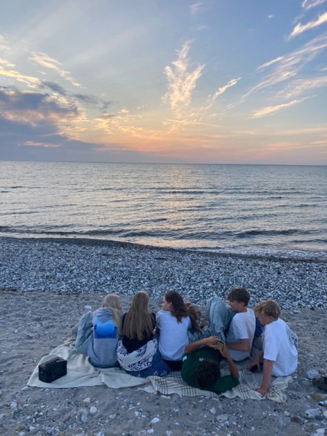 Friendgroup Aesthetic Summer, Summer In The Uk, Friends Gathering Aesthetic, Summer Aesthetic Teenage, Scandinavian Friends, Mixed Friend Group Aesthetic, Teenage Summer Aesthetic, Friendgroup Aesthetic, Teenage Summer