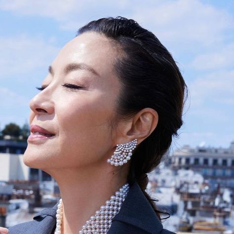 Michelle Yeoh Jewelry, Minimal Jewelry Design, Diamond Earrings Design, Dangler Earrings, Chic Earrings, Jeweled Earrings, Diamond Jewelry Designs, Minimal Jewelry, Couture Week