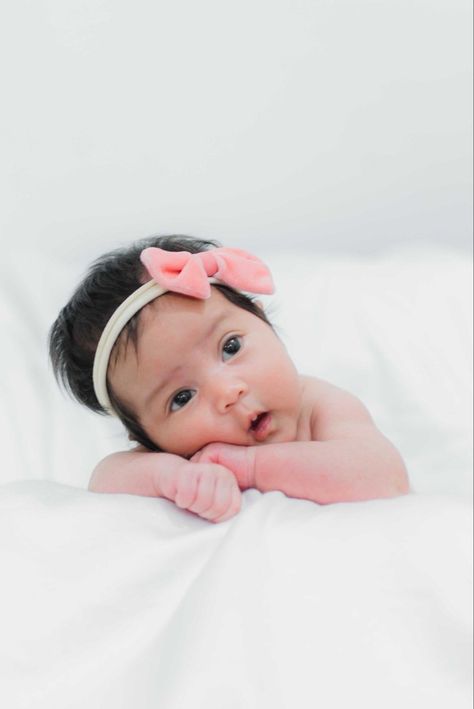 1month Old Photoshoot, Baptismal Photoshoot, 1 Month Photoshoot Ideas, Three Month Baby, 1 Month Baby, Newborn Baby Care, Baby Pic, Baby Photoshoot, 1 Month