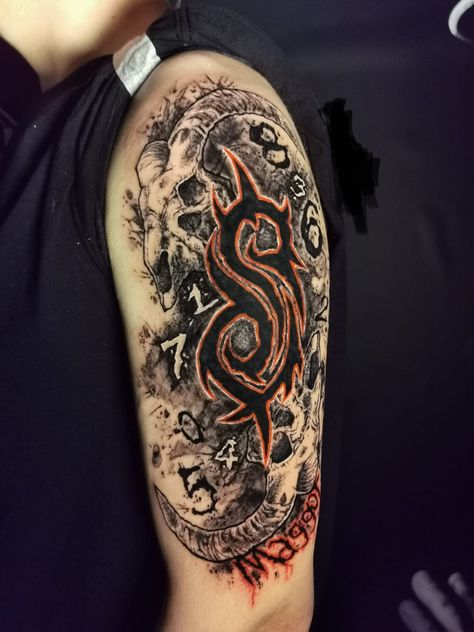 Slipknot Back Tattoo, Slipknot Goat Tattoo, Metal Tattoo Sleeve, Slipknot Symbol, Slipknot Tattoo Ideas, Metal Band Tattoos, Teen Wolf Tattoo, Banksy Tattoo, Slipknot Tattoo