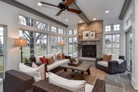 21 Beautiful and Inspiring Farmhouse Sunroom Decorating Ideas Rustic Sunroom Ideas, 4 Season Sunroom Ideas, Rustic Sunroom, Farmhouse Sunroom, Four Season Sunroom, Sunroom Remodel, Living Room Addition, All Season Room, Family Room Addition