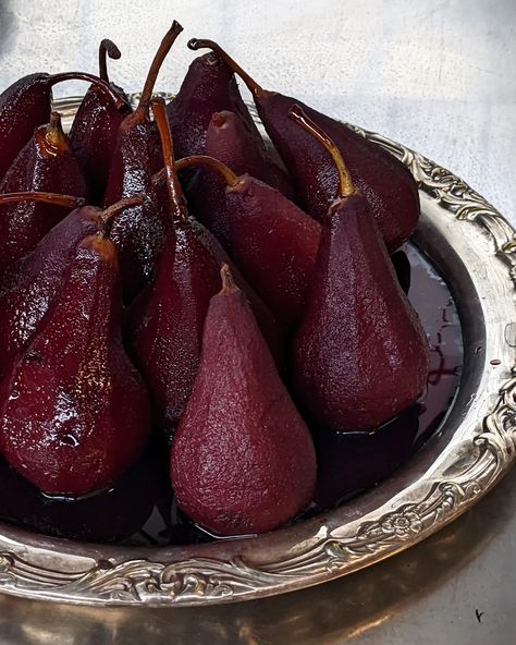 Pears In Red Wine, Cherry Wine, Poached Pears, How To Roast Hazelnuts, Pot Cover, Birthday Dinners, Wine And Dine, Fine Food, Pretty Cakes