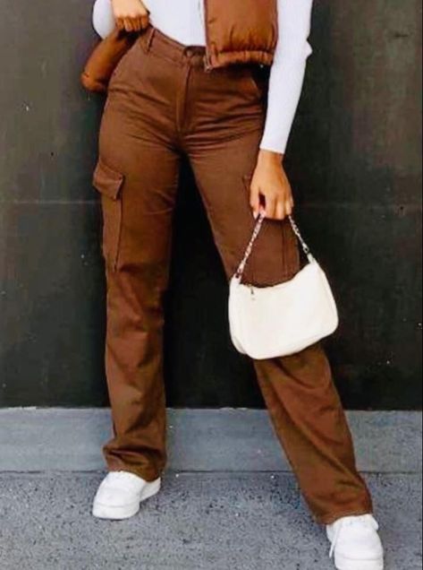 Brown Edgy Outfit, Brown Cargo Pants Outfit Winter, Camel Cargo Pants Outfit, Outfit Con Pantalon Cafe, How To Style Brown Cargo Pants, Brown Cargo Outfit, Boyfriend Pants Outfit, Jeans Outfit Cute, Cargo Pants Outfit Winter