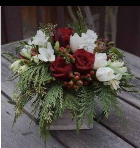 Christmas Flower Centerpieces, Christmas Floral Centerpieces, Flower Arrangements Christmas, Christmas Floral Arrangements Diy, Holiday Flower Arrangements, Xmas Flowers, Christmas Floral Designs, Christmas Flower Decorations, Winter Floral Arrangements