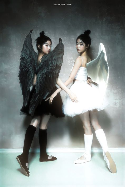 Kazuha Lesserafim Aesthetic, Yunjin Kazuha Lesserafim, Kpop Costume, Kazuha Lesserafim, Huh Yunjin, Aesthetic Y2k, Poses References, Kpop Posters, The Raven