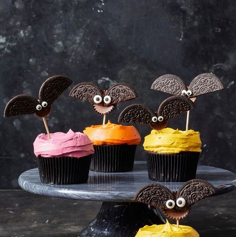 Turn cookies, cupcakes and cakes into spooky Halloween treats. Halloween Themed Treats, Creepy Halloween Desserts, Spooky Halloween Snacks, Halloween Party Foods, Spooky Halloween Desserts, Bat Cupcakes, Chocolate Pumpkin Cake, Easy Halloween Snacks, Once Upon A Chef