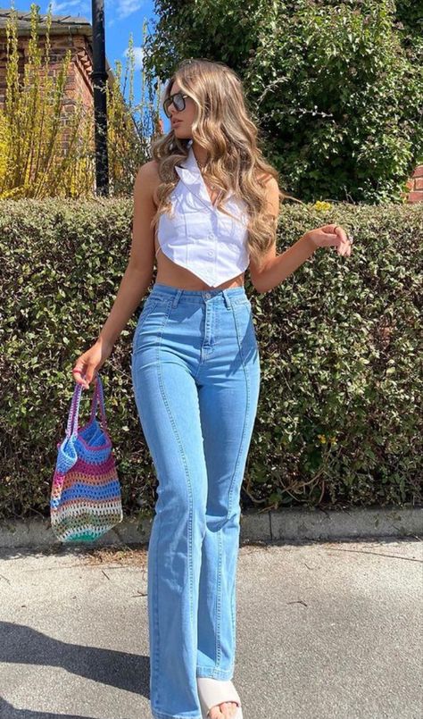 Flared Jeans Crop Top, High Waist Bootcut Jeans Outfit, Trendy Light Blue Denim Flare Jeans, High Waist Denim Blue Flare Jeans For Streetwear, Outfits Jean Bota Campana, Summer Streetwear Washed Flare Jeans, Girls Jeans Top, Flare Jeans Outfit, Casual College Outfits