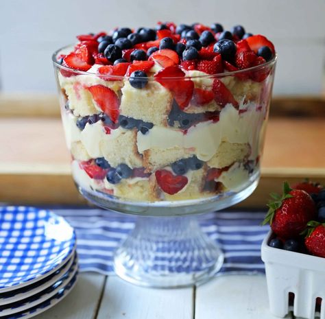 The Best Summer Berry Trifle Recipe. Homemade Cream Cheese Pound Cake, Sweet Custard Filling, and Fresh Berries makes this the perfect summer dessert! Trifle With Pound Cake, Snickers Dessert, Trifle Dessert Recipes, Fruit Trifle, Trifle Recipes, Light Dessert, Berry Trifle, Breakfast Party Foods, Resipi Kek