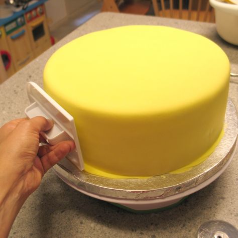 Perfect Fondant: tips for covering a cake flawlessly Fondant Tips, Fondant Recipe, Cupcakes Decorados, Rolling Fondant, Fondant Icing, Cake Icing, Cake Cover, Cake Decorating Tutorials, Cake Frosting