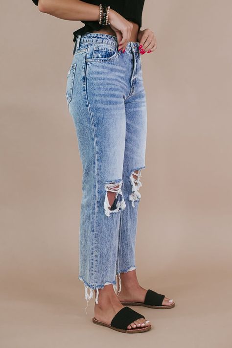 Click to explore and upgrade your summer wardrobe! 💖 #SummerOutfits #FashionInspo #TrendyLooks Womens Casual Summer Outfit, Womens Late Summer Outfits, Early 30s Womens Fashion, Three Quarter Jeans Outfits, Womens Jean Outfits, Straight Jeans With Heels, End Of Summer Fall Outfits, High Rise Jeans Outfit Curvy, Women Fashion Styles Types