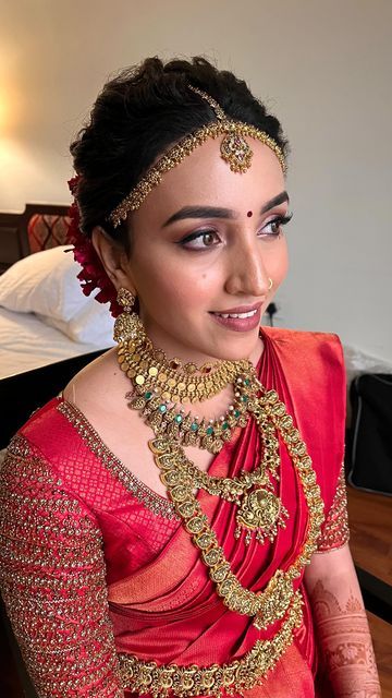 𝓣𝓱𝓪𝓷𝓴𝓪𝓶 𝓛𝓮𝓸𝓷𝓮𝓵 𝓣𝓱𝓸𝓽𝓽𝓪𝓷🧿 on Instagram: "As subtle as it can be ❤️ Airbrush makeup for my pretty bride Gowri ❤️ . . . . #bridalmakeupinthrissur #bridalmakeupartistthrissur #muainthrissur #muathrissur #thrissurbridalmakeupartist #professionalmakeupinthrissur #muslimbridalmakeupinthrissur #bestbridalmakeupinthrissur #makeupartistchalakudy #makeupartistinangamalythrissur #hdmakeupinthrissur #bridalmakeupinthrissur #freelancemakeupartistinthrissur #bridalmakeupartistkochi #thrissu Hd Makeup Looks Bridal Indian, Subtle Makeup Looks Indian, Airbrush Makeup Looks, Subtle Bridal Makeup, Airbrush Bridal Makeup, Indian Bride Makeup, Muslim Bridal, Hd Makeup, Kerala Bride