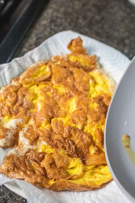 Kai Jeow Thai Crispy Omelet Recipe (ไข่เจียว) is a quick and easy dish that can be found everywhere in Thailand. It's a popular breakfast but can also be enjoyed as a snack or a side dish for lunch or dinner. It's one of the easiest Thai dishes and can be whipped up in less than 15 minutes! #thaiomelet #thaiomelette #kaijeow #kaijiow #thaifriedeggs #thaiomeletterecipe #thaiomeletrecipe Kai Jeow, Thai Omelette, Omelette Recipes, Gluten Free Fish, Thai Chili Sauce, Omelets Recipe, Omelette Recipe, Spicy Thai, Nasi Lemak