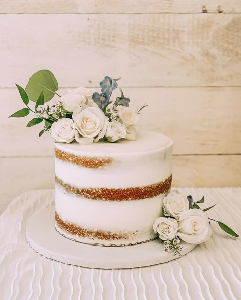 Single Tire Wedding Cakes, Wedding Cake No Frosting, Simple Rustic Wedding Cake 1 Tier, 6” Wedding Cake, Small Rustic Wedding Cake, Small Wedding Cakes One Tier, Naked Cakes Wedding, Naked Wedding Cake With Flowers, Naked Cake With Flowers