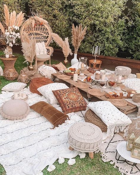 Pampas People on Instagram: “pampas grass brings that on trend, big impact addition to any floralscape. ✨🌾 #pampaspeople via 〰️ @chloeszep and @serenesetups” Watercolor Bicycle, Boho Chic Party, Boho Garden Party, Pyjamas Party, Bridal Shower Inspo, Picnic Decorations, Boho Baby Shower Invitations, Boho Picnic, Boho Garden