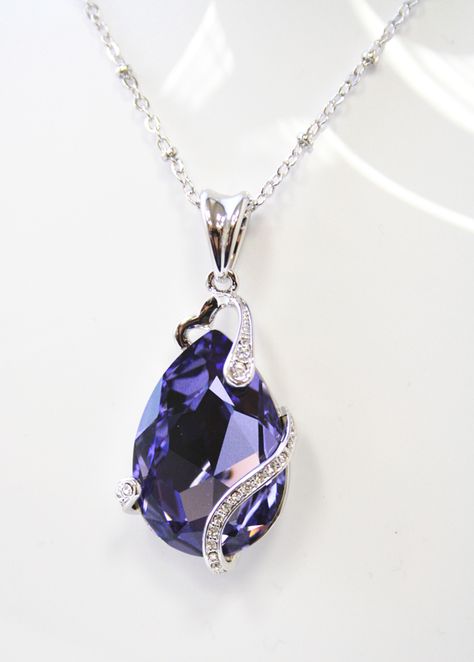 Tanzanite is a truely beautiful stone. I might even want a tanzanite wedding ring more than a diamond one. The deep blue is so mysterious. Necklace Women Gold, Women Gold Chain, Evie Descendants, قلادات متدلية, Tanzanite Pendant, Silver Necklace Pendant, Tanzanite Jewelry, Gold Chain Design, Jewelry Drawing