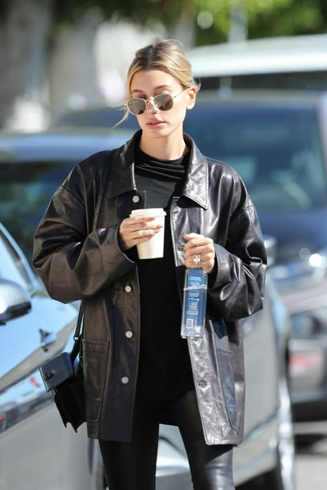 Celebrity Sneakers, Hailey Baldwin Street Style, Hailey Baldwin Style, Hailey Baldwin, Models Off Duty, Healthy Fitness, Hailey Bieber, Celebrity Outfits, Mode Vintage