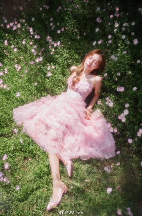 Debut Photoshoot, Spring Photography, Photoshoot Concept, Fashion Spring, Ulzzang Girl, Photography Wedding, Photoshoot Ideas, Pink Dress, New Fashion