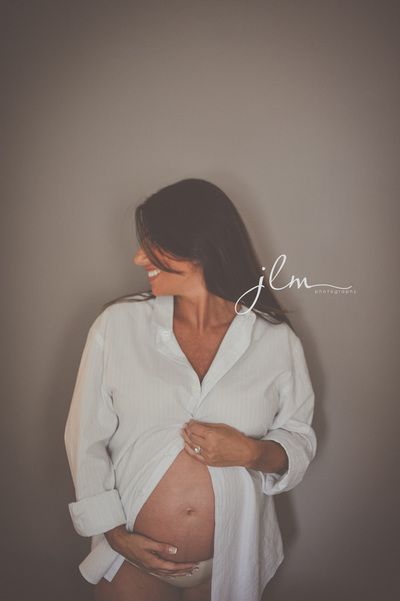 Mirror Bump Pictures, Belly Bump Aesthetic, Maternity Photography Diy Ideas, Maternity Photography Casual Outfit, Pregnant Milk Bath Photos, Maternity Photoshoot Diy, Diy Maternity Photoshoot At Home, Maternity Photography Poses At Home, Maternity Photography Home Indoor